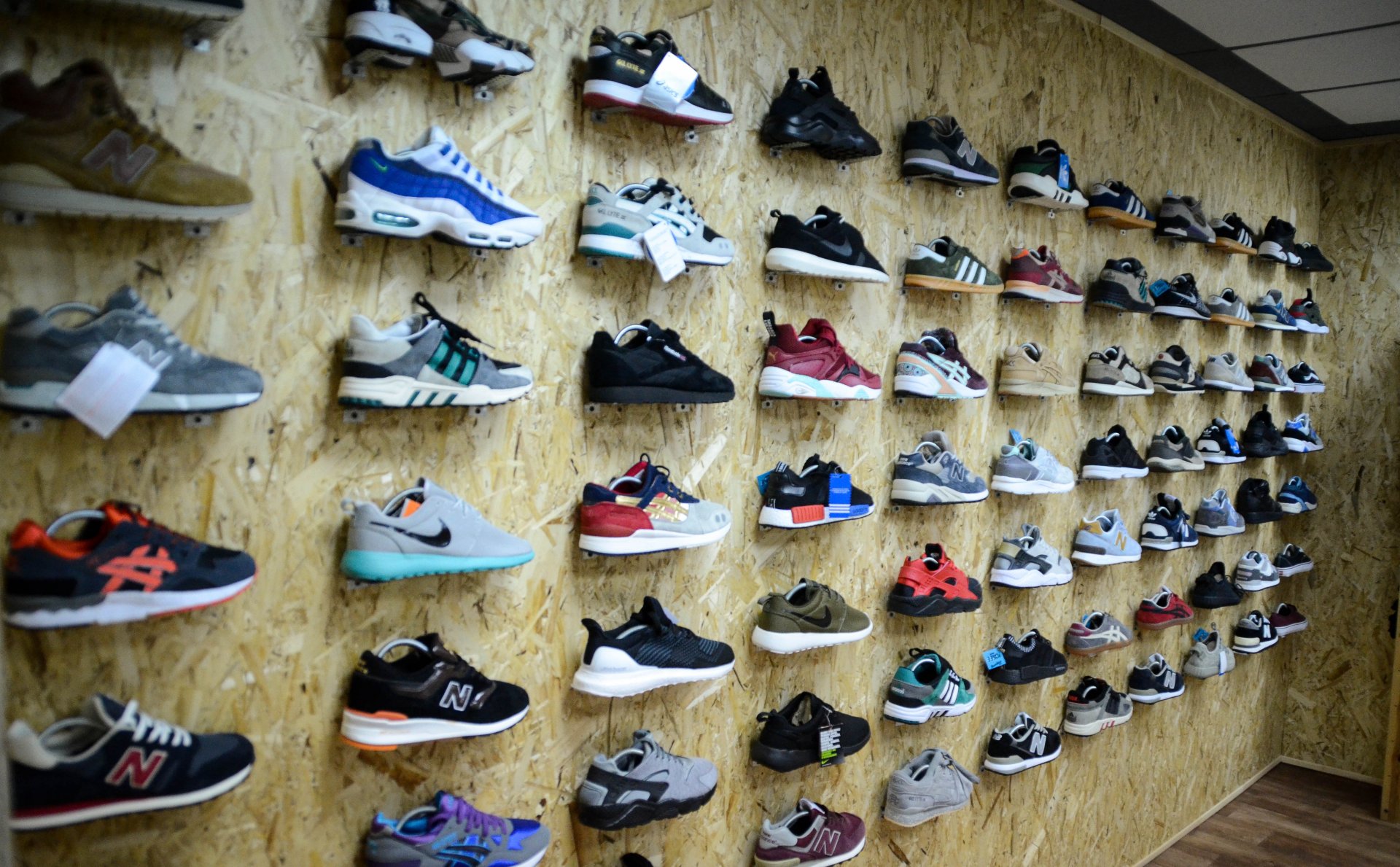 Рынок спортивной обуви. Коллекция кроссовок. Кроссовки много. Кроссовки магазин. Кроссовки с рынка.