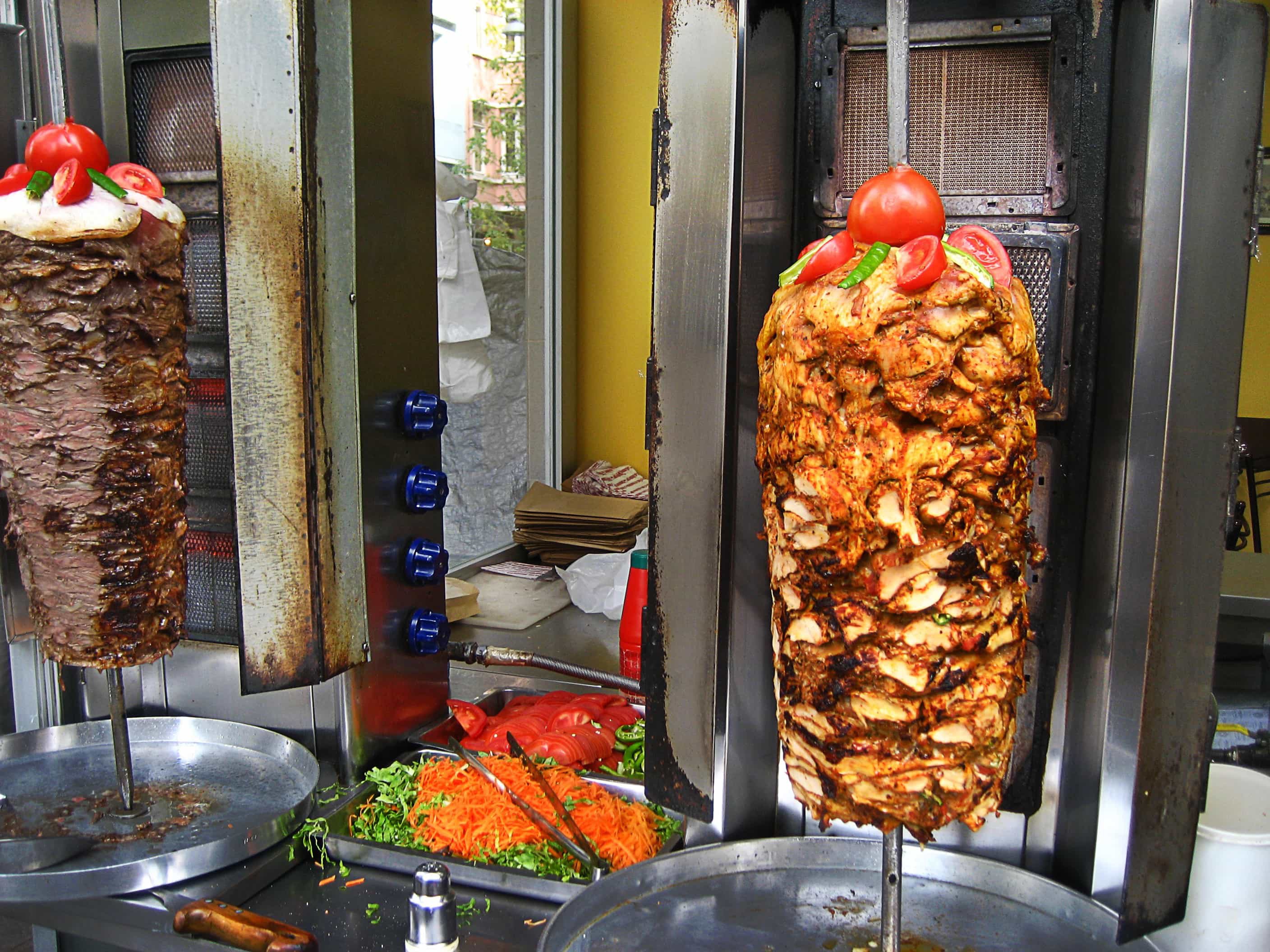 Мясо для шаурмы. Мясо на вертеле для шаурмы. Шаурма на вертеле. Кебаб на вертеле. Мясо на шампуре для шаурмы.