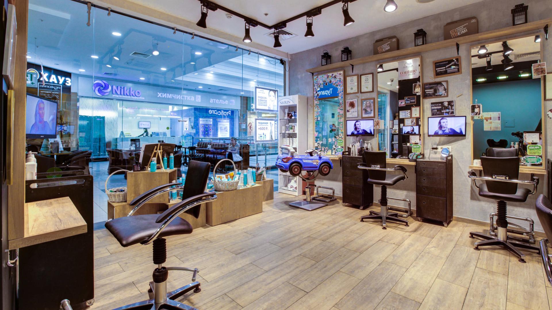 Салон красоты трц. Интерьер красного парикмахерского зала. Тц рио маникюрный салон. Салон красоты в тц гера. Салон красоты трц.