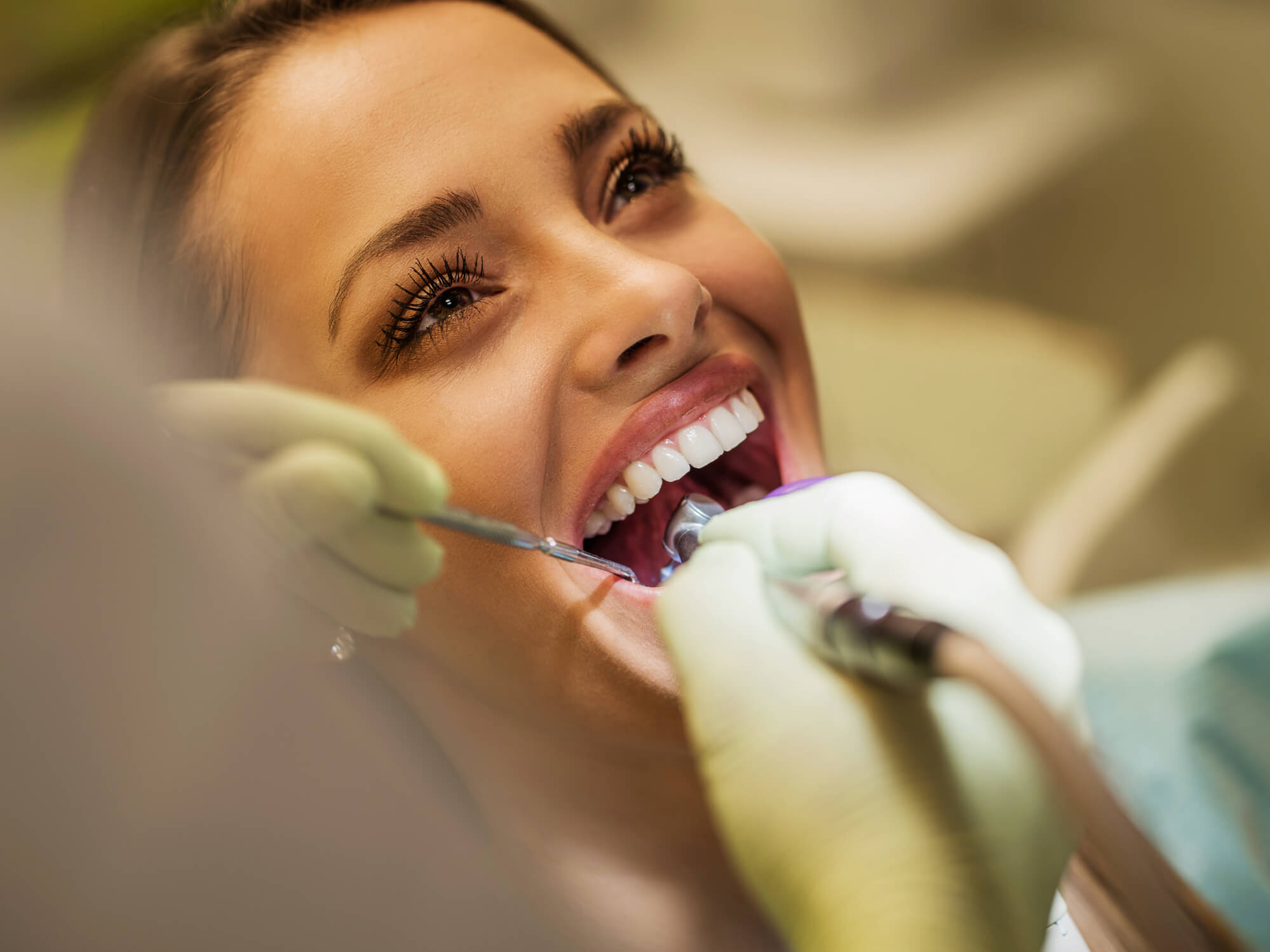 Профессиональная чистка зубов у стоматолога. Шикарные зубы. Красивая улыбка. Красивые зубки. Девушка с красивыми зубами.