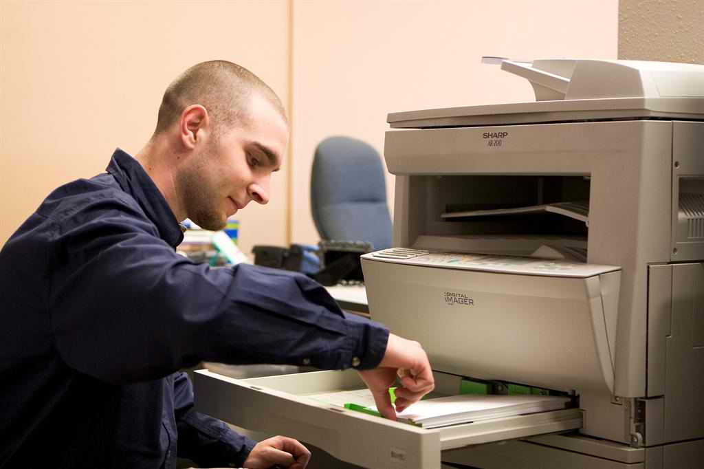 Printer installation. Человек чинит принтер. Смешной принтер. Человек с принтером. Мастер по ремонту принтеров.