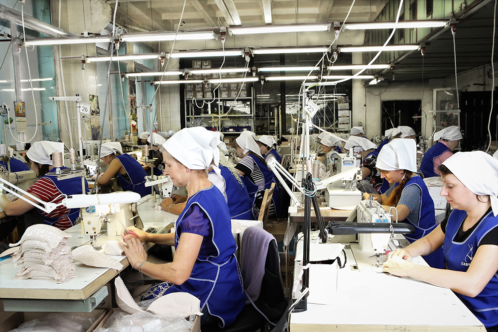 Открыли цех производство. Фабрика по пошиву одежды. Швейный цех. Швея на фабрике. Швейная промышленность.