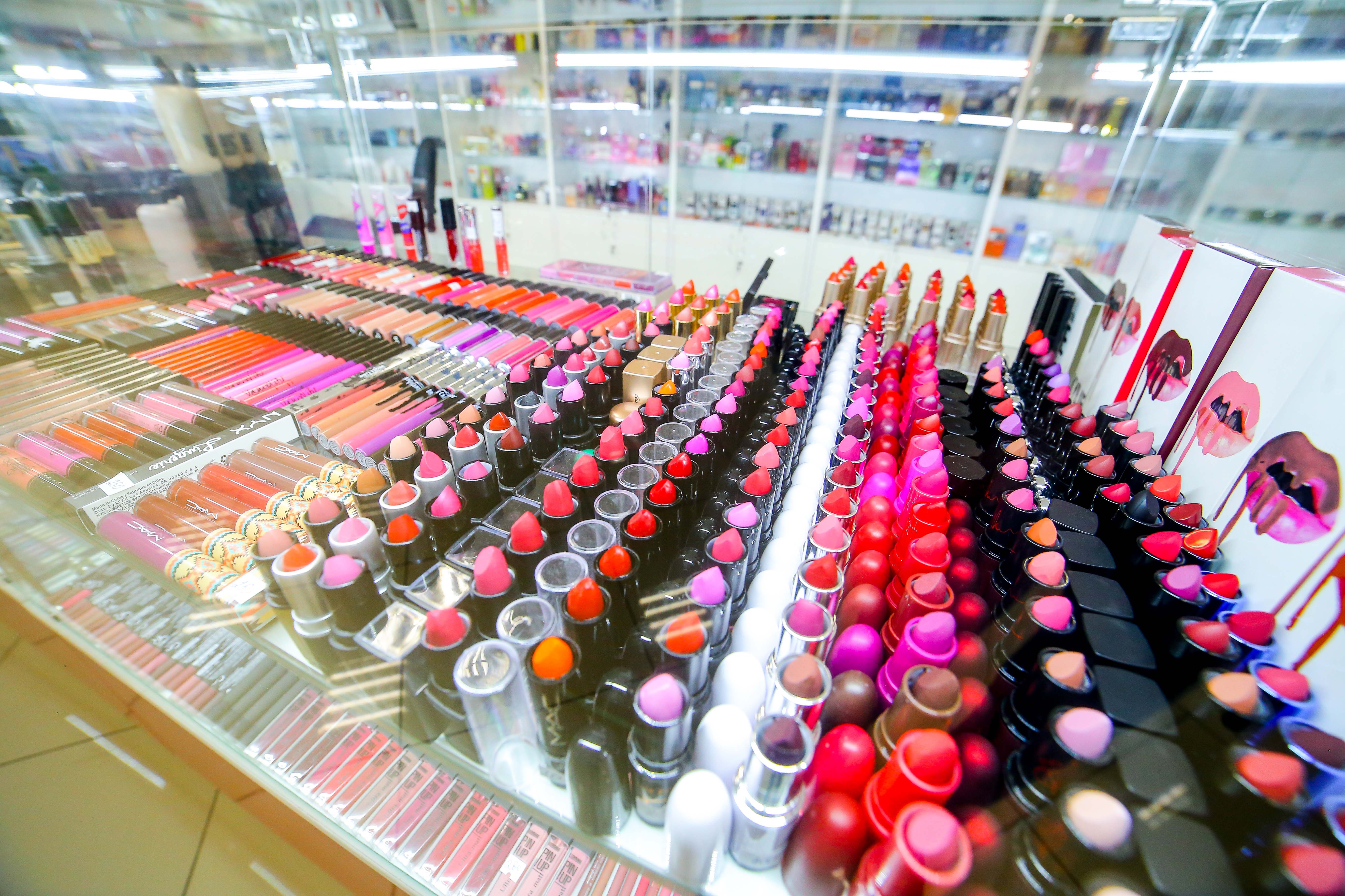 Выкладка косметики. Магазин косметики. Красивый магазин косметики. Магазины косметики в луганске. Косметика новозыбков.