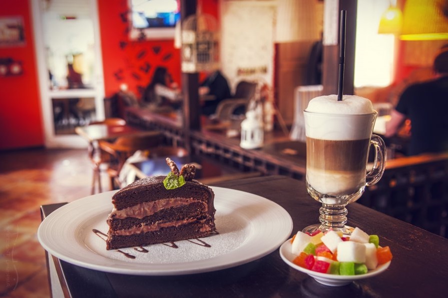 Пить кофе мороженое. Шоколадница Прага. Кофе и торт. Кофе с пирожными. Красивый кофе.