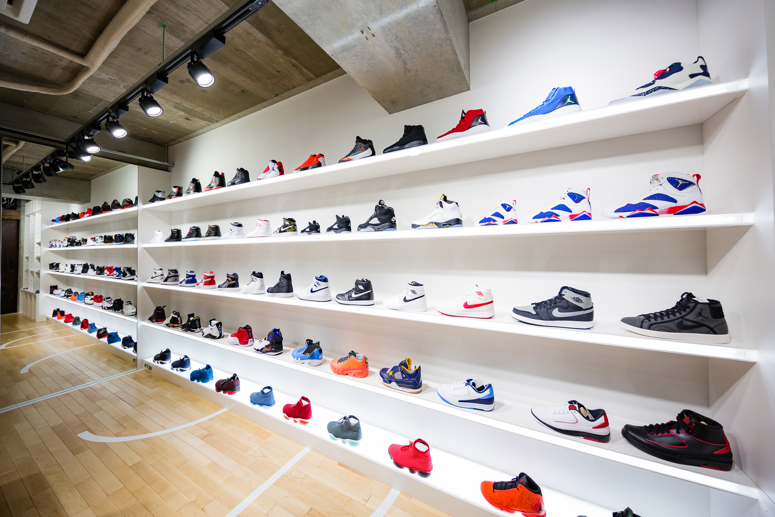 Магазины продажи кроссовок. Nike Air Jordan Store. Nike Jordan Boutique. Сникеры Nike Boutique.. Магазин спортивной обуви.