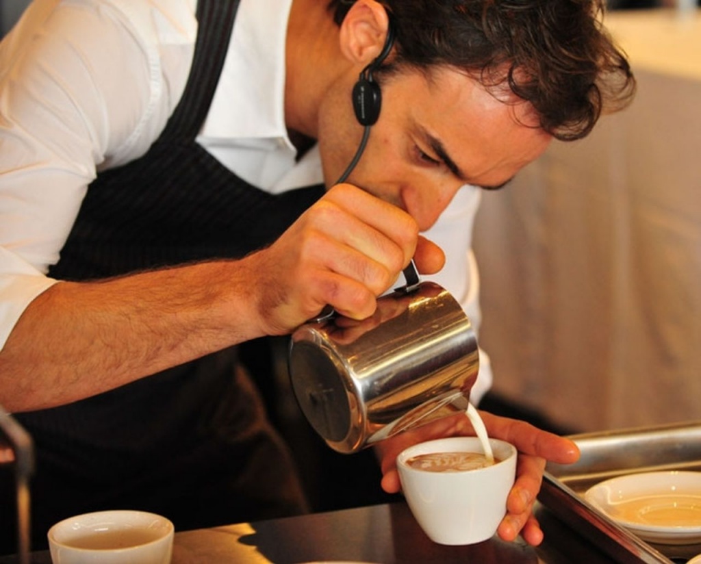 Почему турки пьют. Бариста. Кофе бариста. Наливает кофе. Приготовление кофе.
