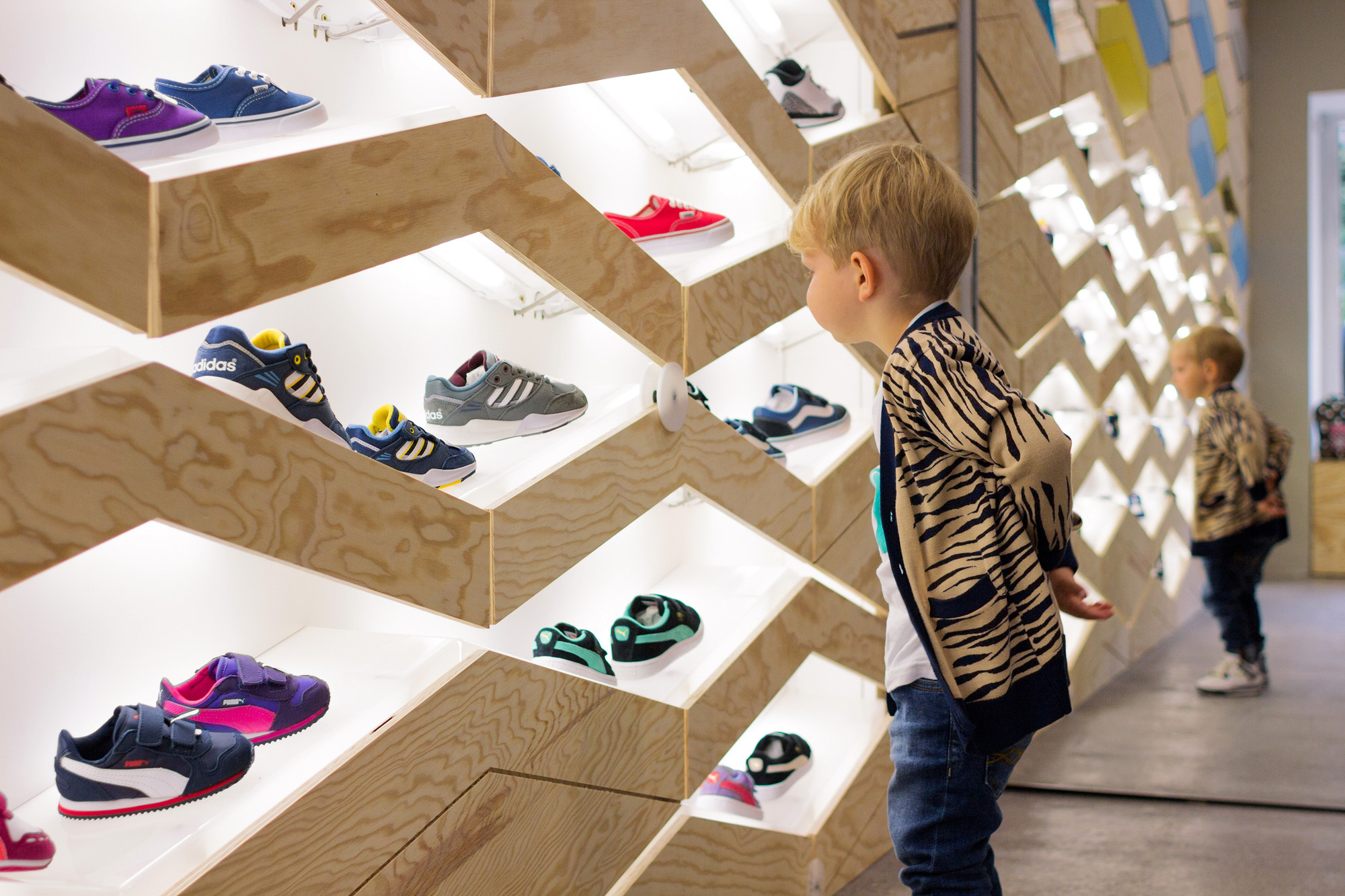 Детей стор. Магазин обуви для детей. Дизайнерская детская одежда. Дизайн магазина детской обуви. Интерьер детского магазина обуви.