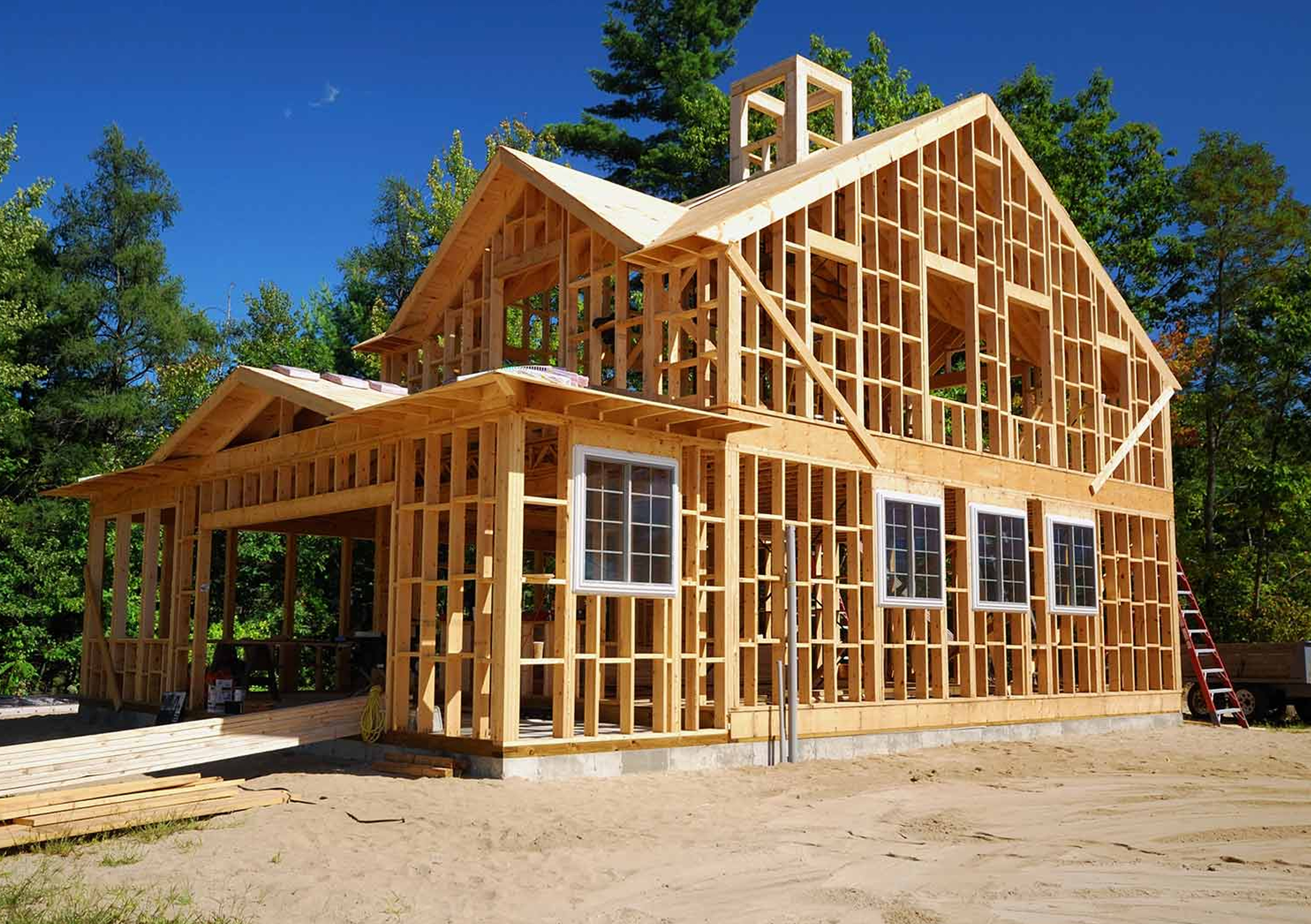 На каких участках можно построить дом. Каркасный дом. Каркасный деревянный дом. Каркасный дом стройка. Каркасный домик.