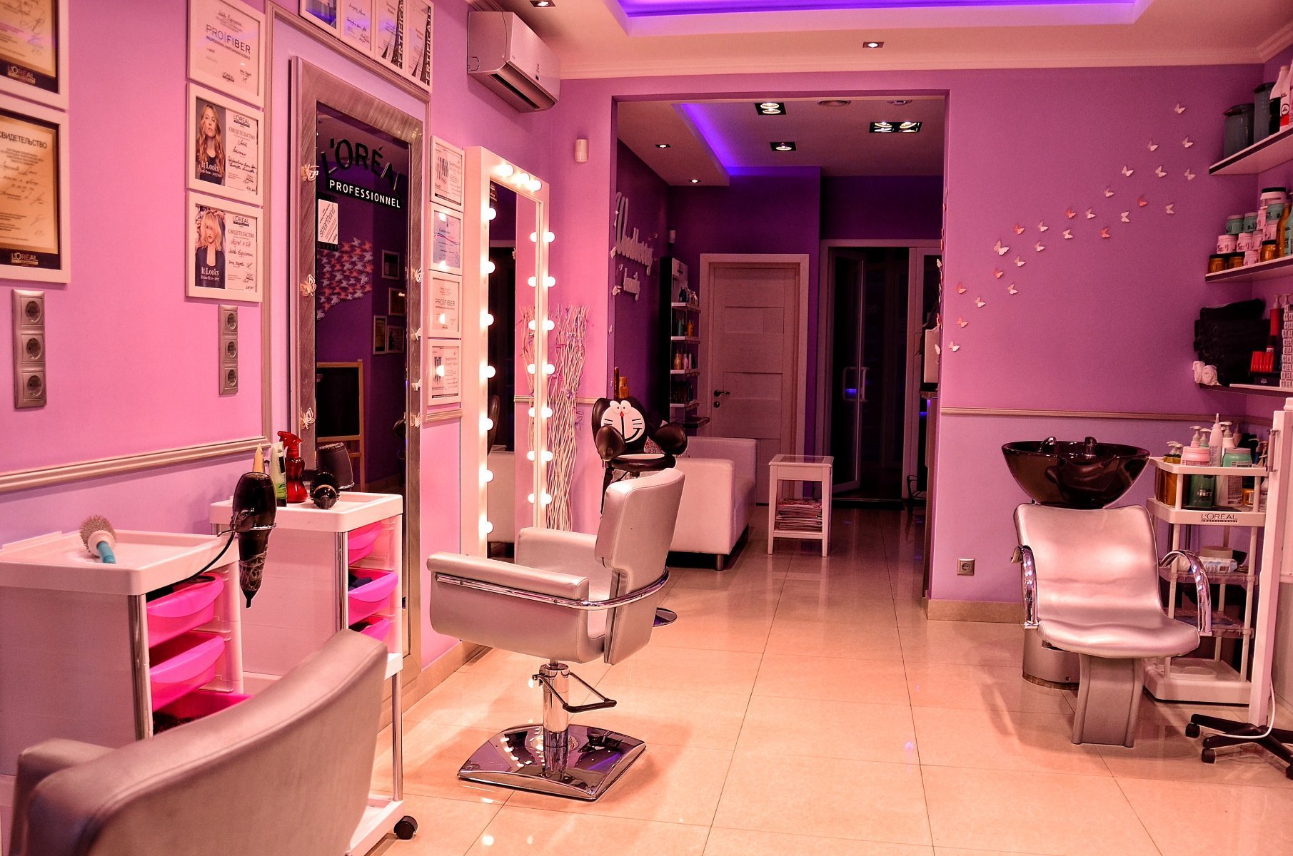 Salon krasoty. Студия красоты Woodberry Beauty. Салон красоты в розовых тонах. Интерьер салона красоты в розовых тонах. Салон в розовом стиле.