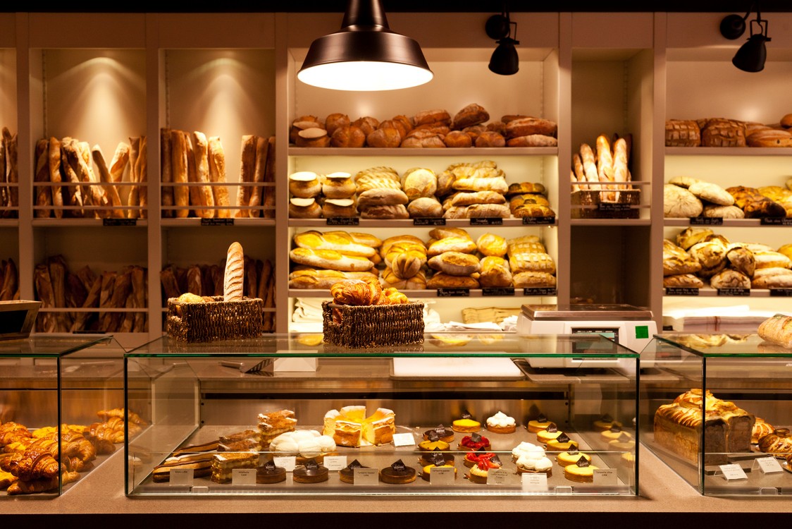 Wuju bakery. Французская пекарня Boulangerie Patisserie. Буланжери булочная, пекарня. Витрина для выпечки. Витрины для пекарни.