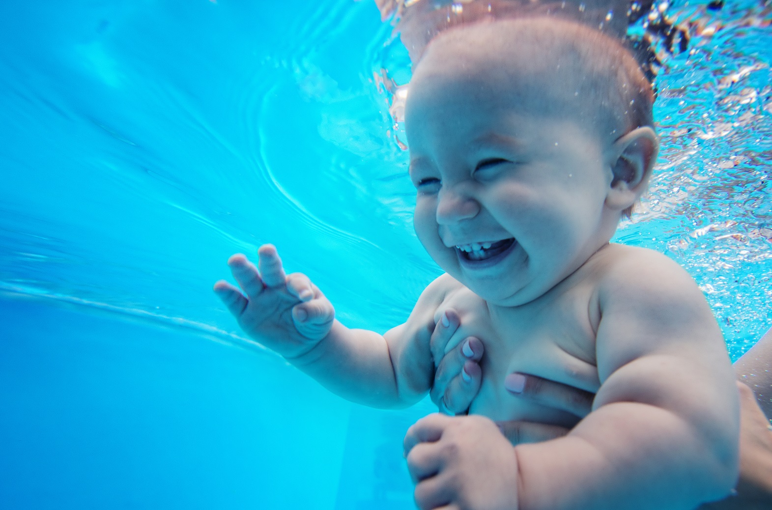 Плавания детей видео. Новорожденный плывет. Дети в бассейне. Малыш в воде. Бассейн для малышей.