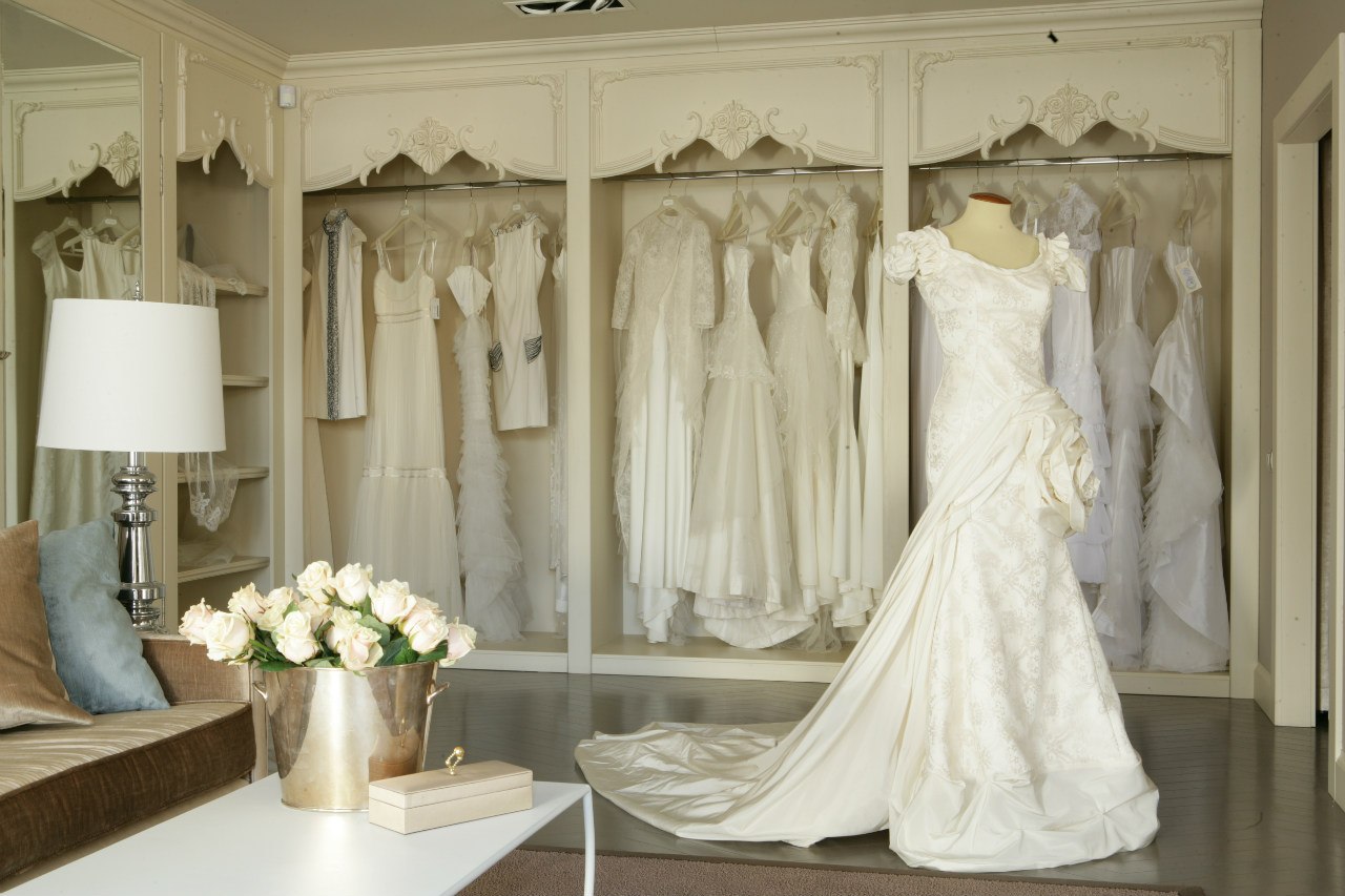 Свадебные платья адреса магазинов. Свадебное платье на вешалке. Интерьер свадебного бутика. Дизайнер для свадебного салона. Свадебные платья адреса магазинов.